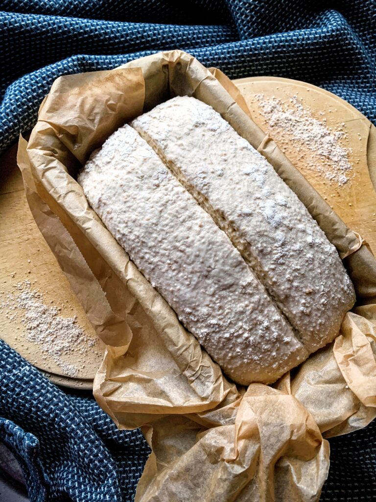 Det her er det bedste formbrød med surdej, der findes. Brødet her en blød krumme med masser struktur og smag og en sprød og knasende skorpe. 