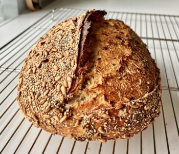 Nemt surdejsbrød med kerner. Sprød skorpe, saftig krumme og flot ovnspring